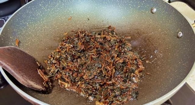 自制梅干菜三蒸三晒的方法，梅干菜肉饼的具体做法