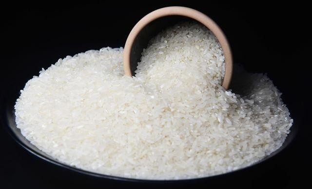 大米长了黑色的虫子还能吃吗，家里大米的保存方法