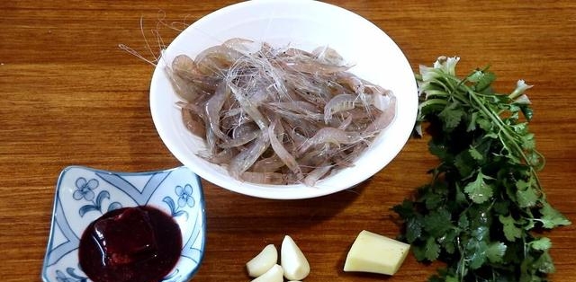 白虾怎么做好吃又简单，家常小白虾超简单的做法