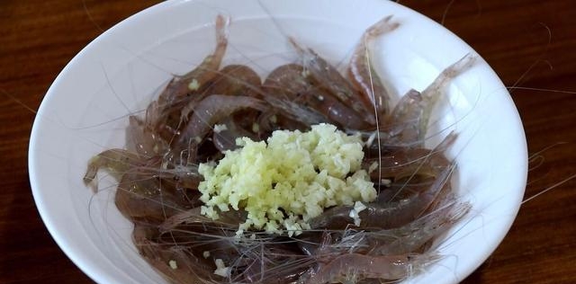 白虾怎么做好吃又简单，家常小白虾超简单的做法