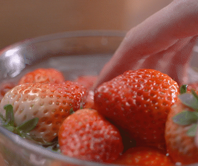 自制冰冻草莓怎么做，火爆韩网的冰点草莓做法图解