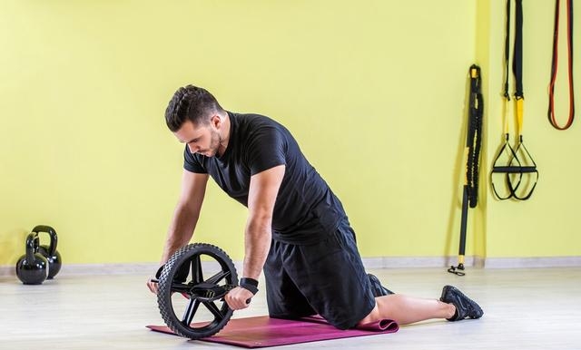 腹肌轮的正确锻炼方式，健腹轮的正确使用教程