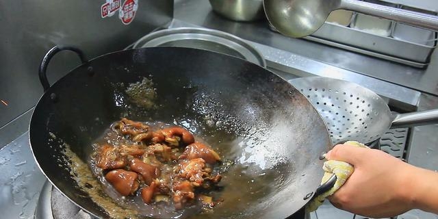 红烧猪脚怎么做好吃又简单，红烧猪蹄的家常做法教程