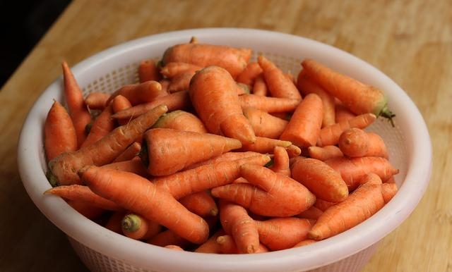 胡萝卜咸菜的腌制方法家常，在家腌制胡萝卜的做法教程