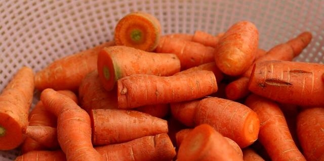 胡萝卜咸菜的腌制方法家常，在家腌制胡萝卜的做法教程
