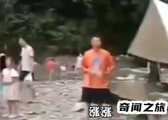 目击者讲述四川景区山洪爆发,很多人为了进去玩还把铁丝网弄烂