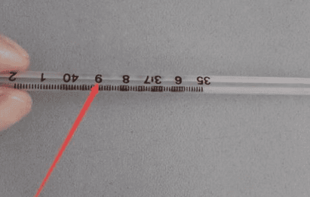 水银体温计怎样看图解,每个大格代表0.5度又分为五个小格0.1度