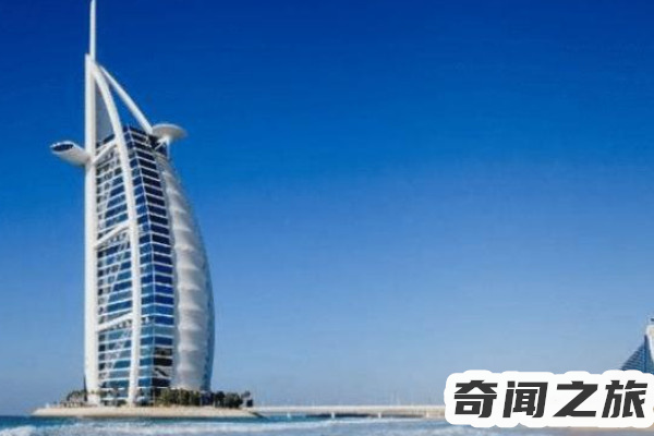 迪拜七星级帆船酒店图片,总高度321米顶部配备了直升机停机坪