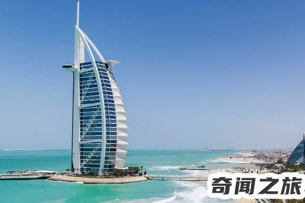 迪拜七星级帆船酒店图片,总高度321米顶部配备了直升机停机坪